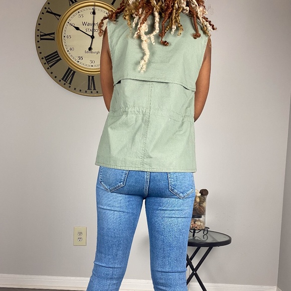Green Utility Vest from Forever 21 - Picture 2 of 2